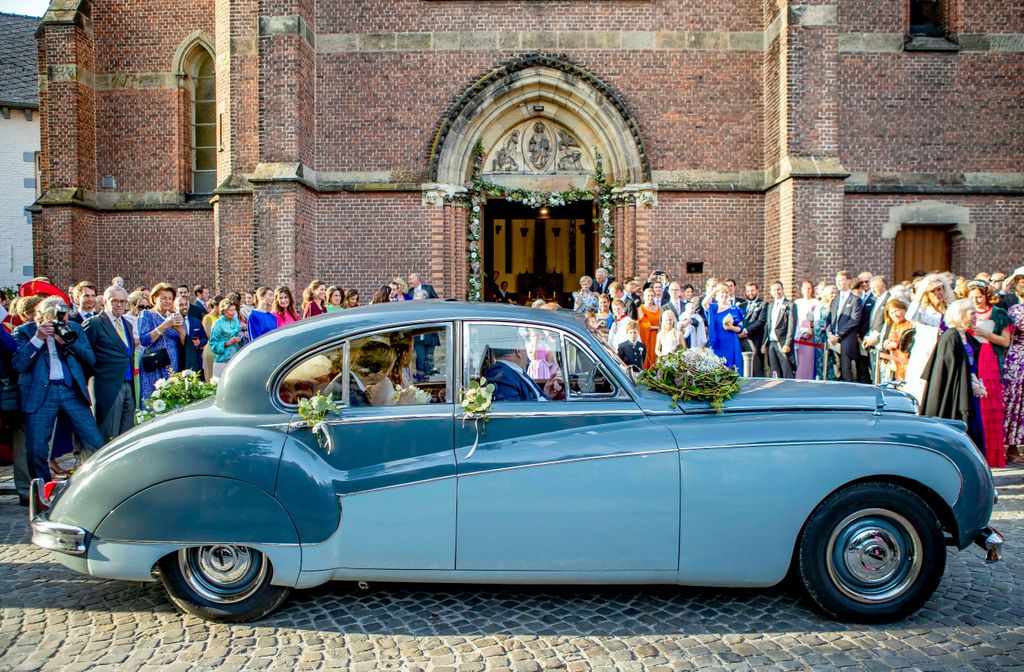 The blue wedding car arrivng at the church for the wedding of Archduke Alexander of Austria and Natacha Roumiantzoff-Pachkevitch