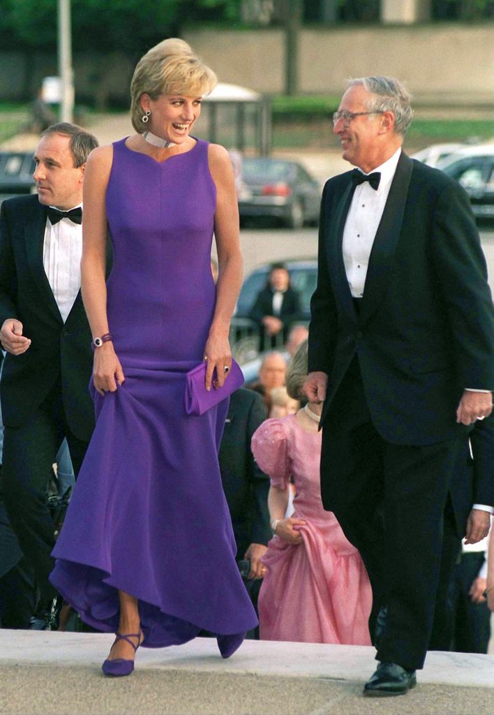  Princess Diana Arriving For Gala Dinner At The Field Museum Of Natural History In Chicago. Wearing Dress Designed By Fashion Designer Versace And Shoes By Designer Jimmy Choo  