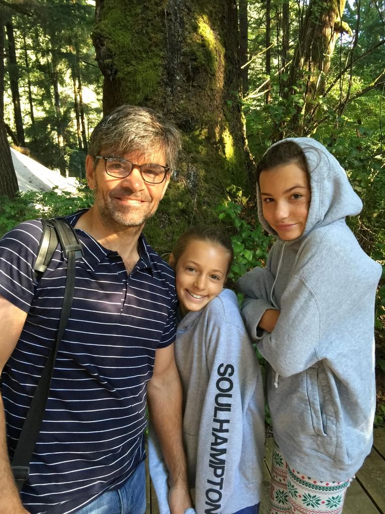 George Stephanopoulos with a full beard while posing with his daughters back in 2016