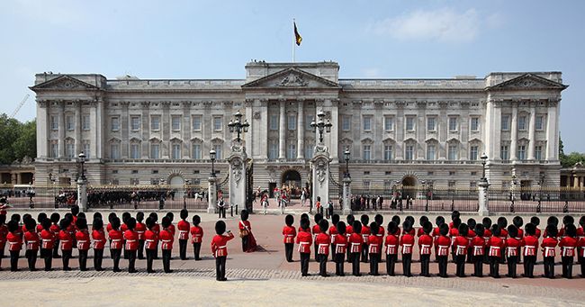 buckingham palace with guards
