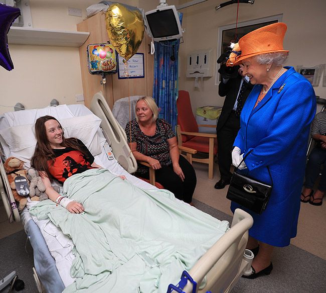 queen visits manchester terror attack victim