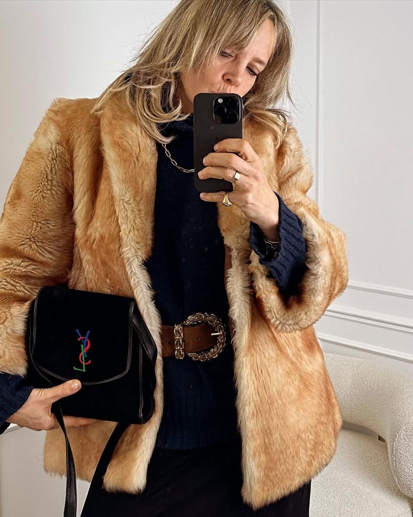 Baigarnet en veste en fourrure et sac YSL