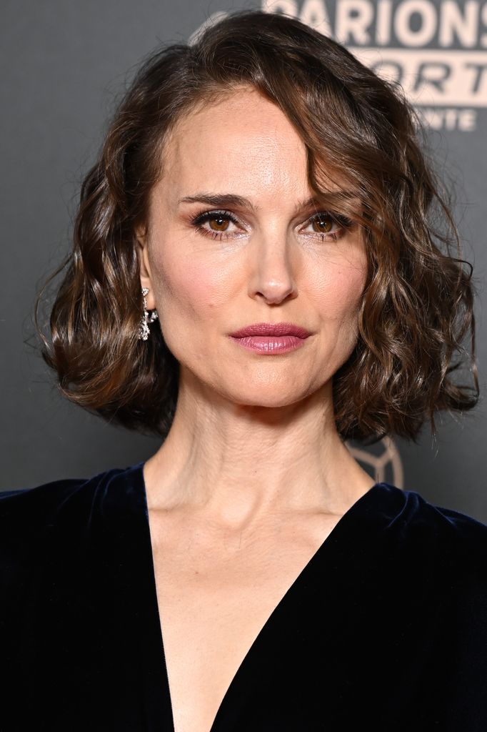 Natalie Portman pada Ballon d'Or ke-68 di Theatre Du Chatelet pada 28 Oktober 2024 di Paris, Prancis