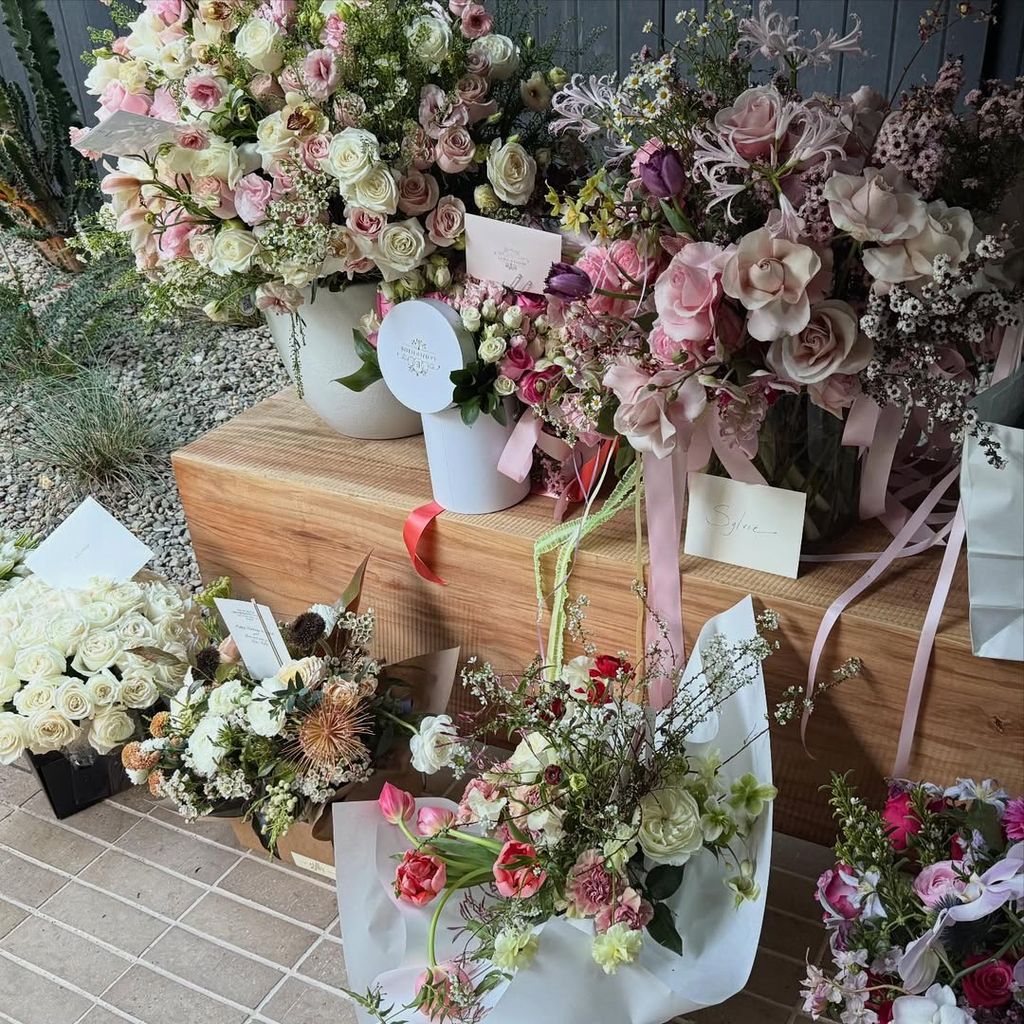 Olivia Rodrigo fête ses 23 ans dans une mini-robe ornée de bijoux lors d'une fête sur le thème des princesses – meilleures photos 2 Olivia Rodrigo partage une collection de bouquets d'anniversaire qu'elle a reçus sur Instagram