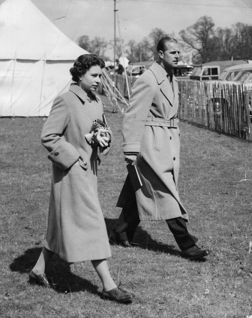 Le roi Charles vient de porter la veste de son père, le prince Philip, des années 50 alors que « le spectacle continue » 2 La reine Elizabeth II et le duc d'Édimbourg marchent depuis l'enceinte du terrain de Badminton House, où ils assistaient à la section de dressage des trois jours d'essais équestres de badminton.