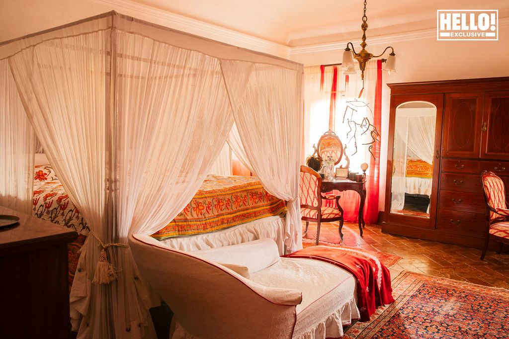  Castello Sonnino bedroom with four poster bed