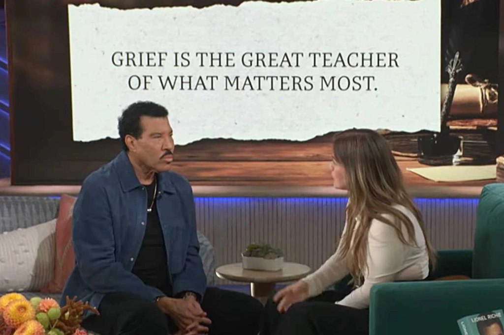 Lionel and Kelly deep in discussion on her show