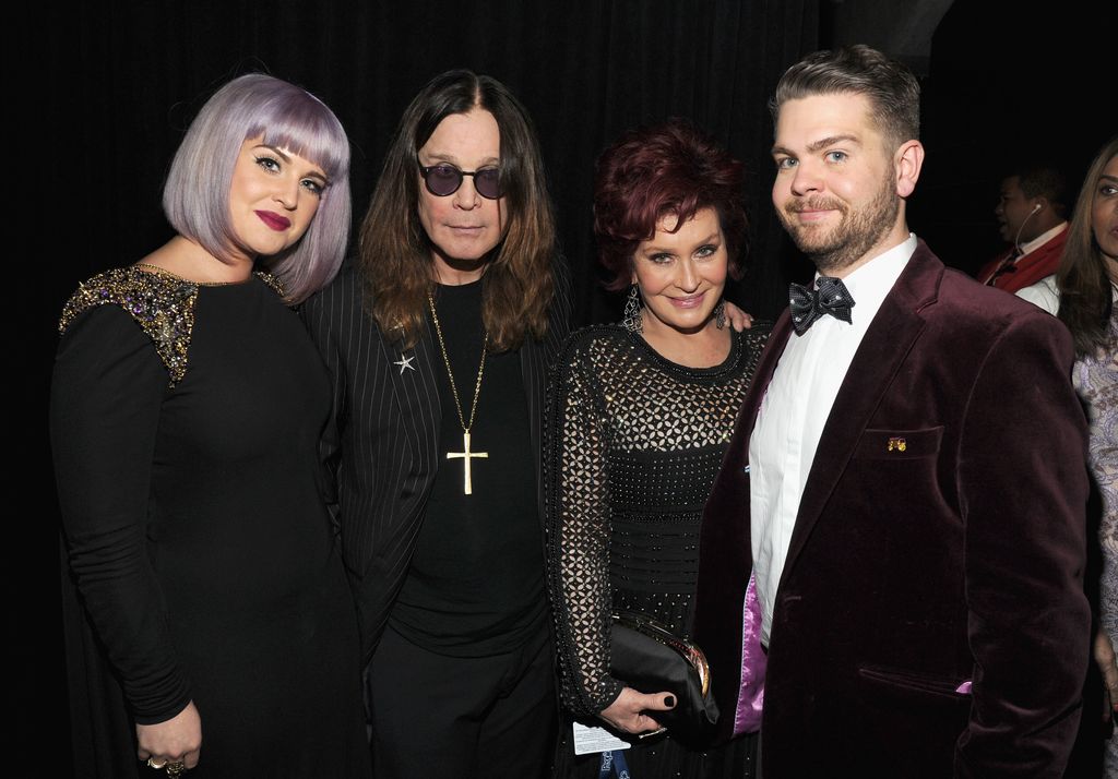 Kelly Osbourne posant avec Ozzy, Sharon et Jack Osbourne