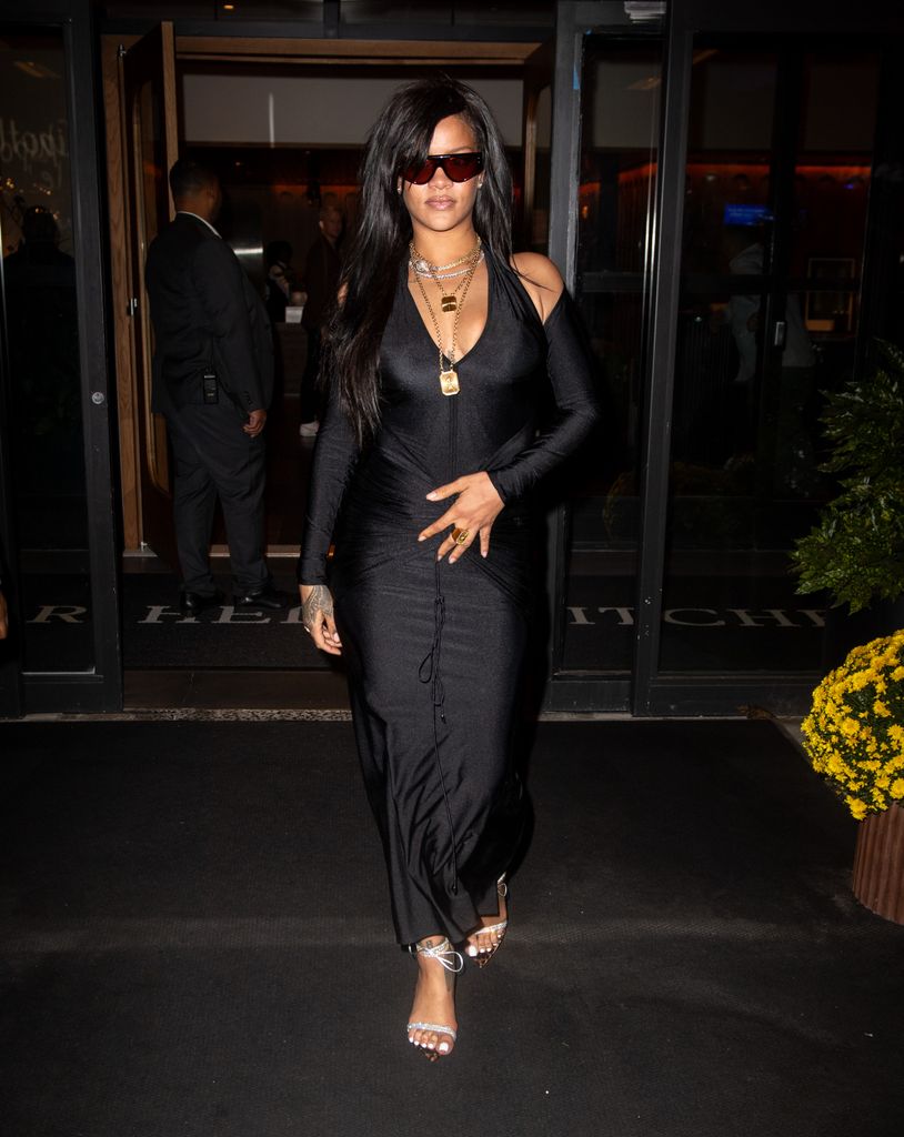 Rihanna estava linda com um vestido preto justo