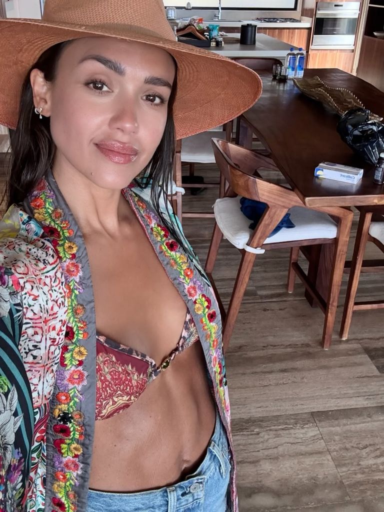 Jessica showed off her sculpted abs