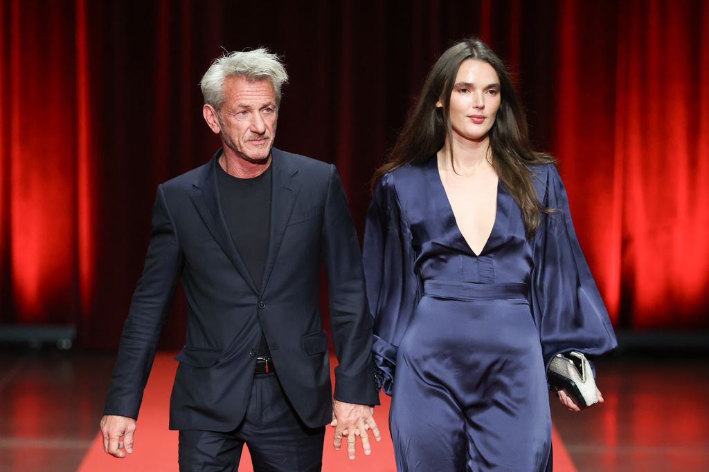  Sean Penn and Valeria make a handsome couple