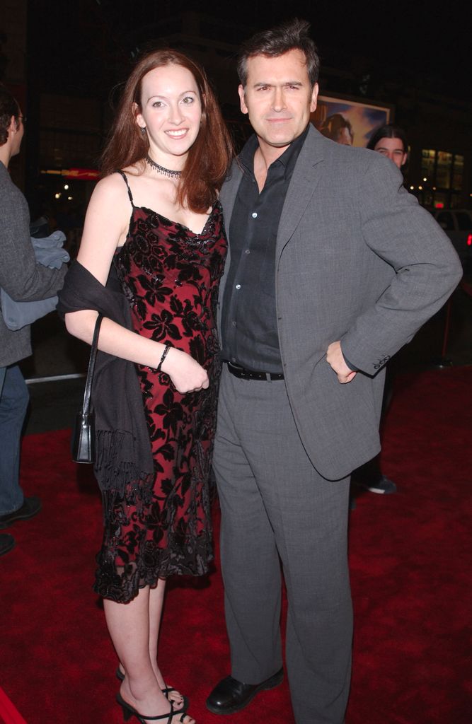 Bruce Campbell (co-star du film) et sa fille Rebecca arrivent à la première de "Le Majestueux."  en 2001