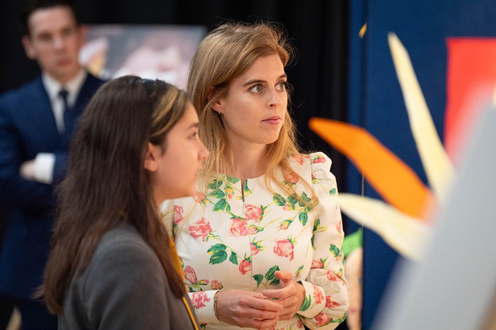 Princesa Beatrice, patrona da British Skin Foundation, encontrando alunos do 5º ano que criaram cartazes de segurança solar para destacar a importância de proteger a pele de possíveis cânceres de pele mais tarde na vida