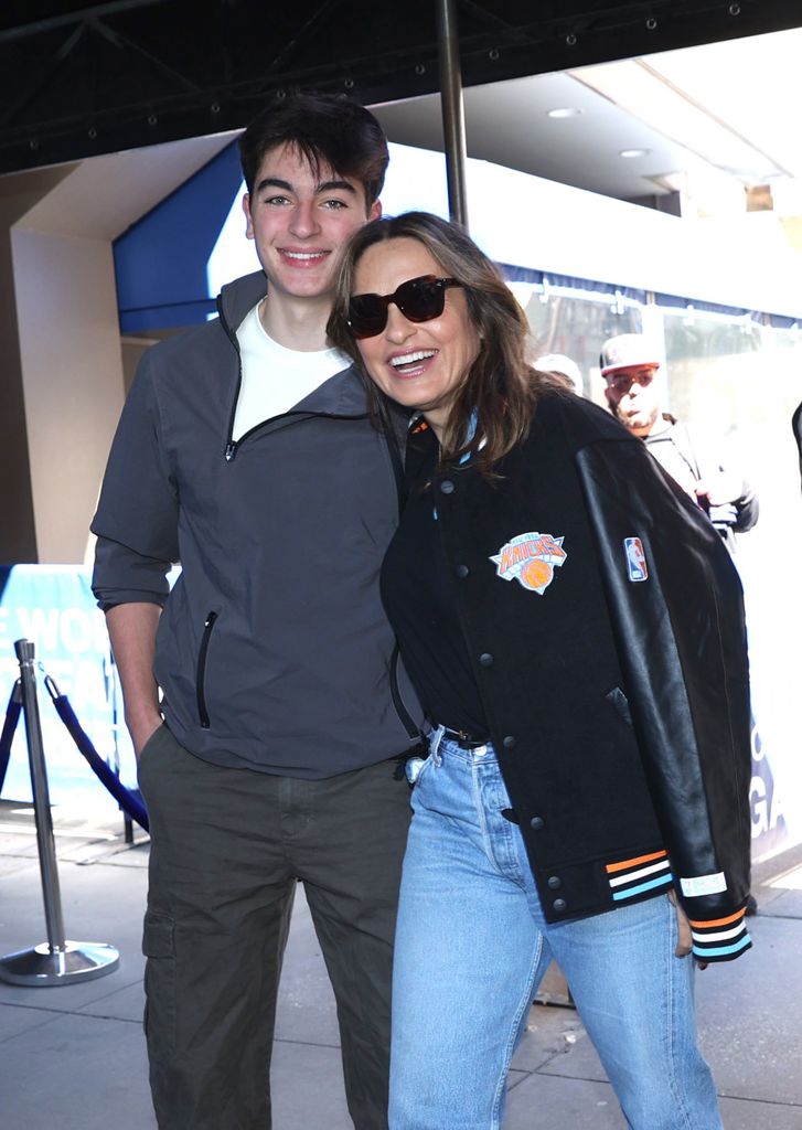 August Miklos Hermann et Mariska Hargitay sont vues assister au match Knicks au Madison Square Garden le 10 mai 2025 à New York