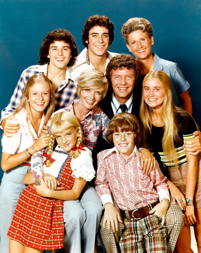 Christopher Knight (Peter), Barry Williams (Greg), Ann B. Davis (Alice); middle row: Eve Plumb (Jan), Florence Henderson (Carol), Robert Reed (Mike), Maureen McCormick (Marcia); bottom row: Susan Olsen (Cindy), Mike Lookinland (Bobby) of The Brady Bunch, 1973