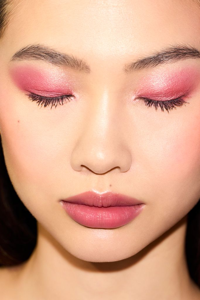 La Beauté Louis Vuitton woman wearing pink eyeshadow and lipstick 