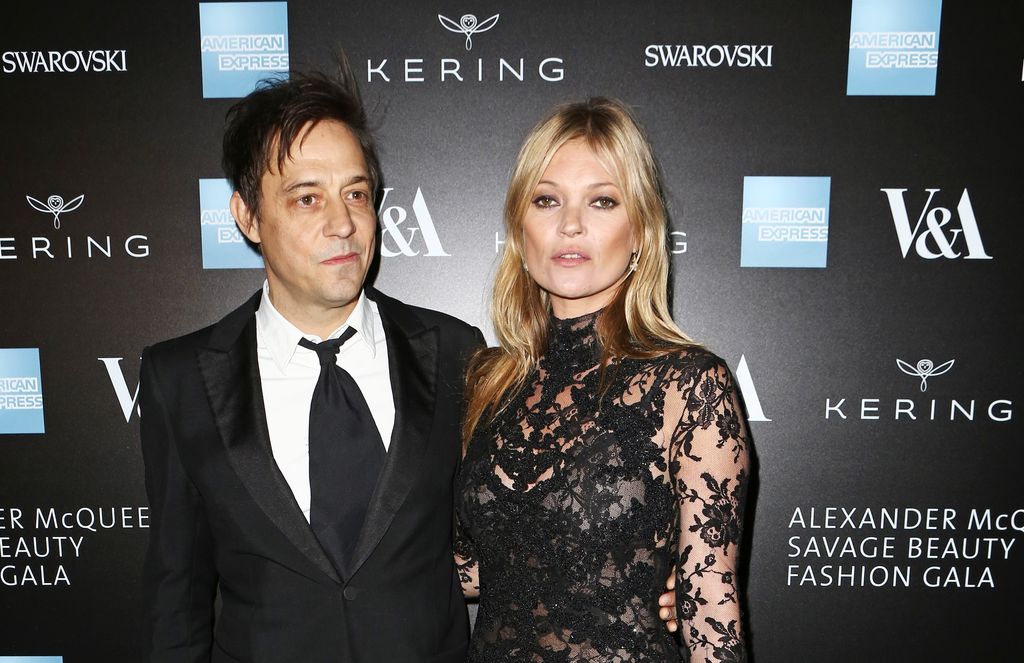 Jamie Hince standing with Kate Moss