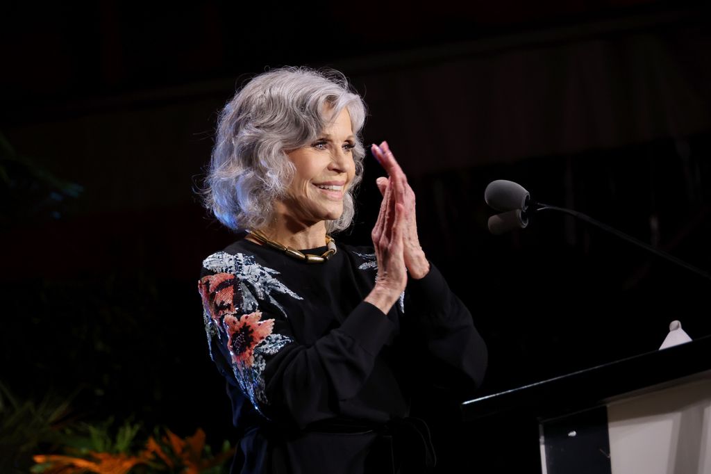 Jane Fonda falando no palco em homenagem a Laura Dern durante a 33ª Gala Anual do EMA Awards