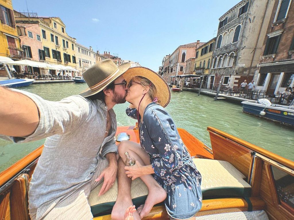 Kate Hudson and Danny Fujikawa share a kiss on their vacation to Venice, shared on Instagram