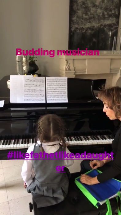 robbie williams daughter teddy playing piano