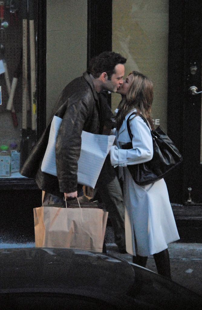 Les meilleurs moments PDA de Jennifer Aniston avec son petit ami et son mari au fil des ans 5 Vince Vaughn et Jennifer Aniston s'embrassent sur le tournage de The Break Up