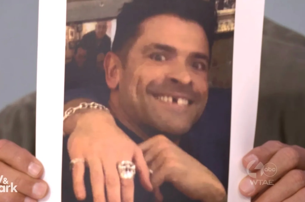 Mark Consuelos avec une dent manquante