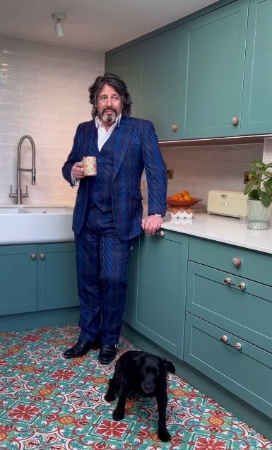Laurence Llewelyn-Bowen dans la cuisine de Cotswolds à la maison 
