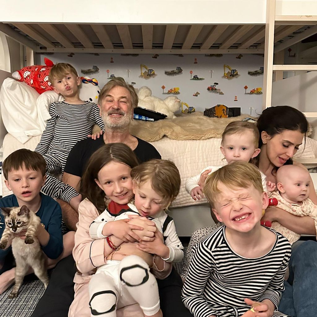 Alec e Hilaria Baldwin em casa com seus sete filhos