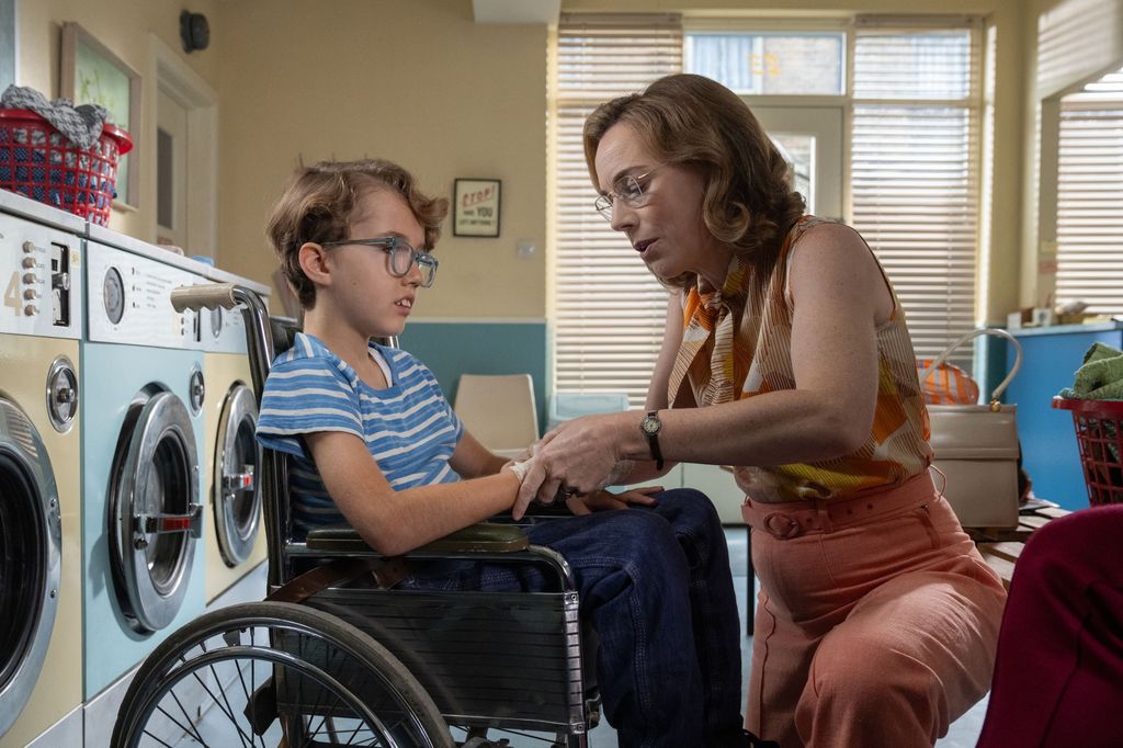 Enfant en fauteuil roulant à côté de la femme