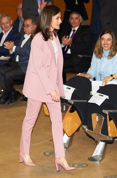 queen letizia pink suit