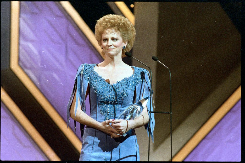 Reba McEntire tearfully accepts the award for Entertainer of the Year