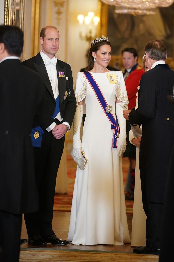 Príncipe William, Príncipe de Gales e Catarina, Princesa de Gales em traje oficial