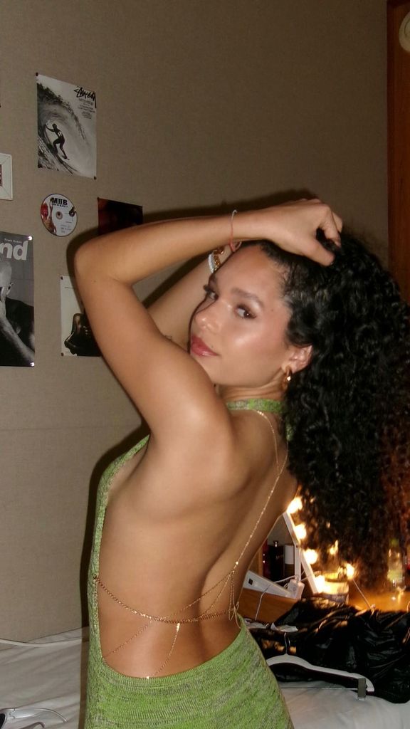 Kayla dans une robe verte