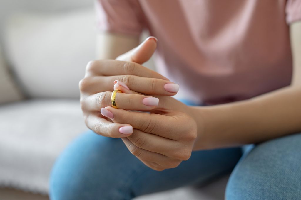 Femme en train de décoller la bague de mariage