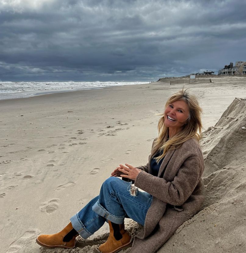Christie Brinkley sat on the beach