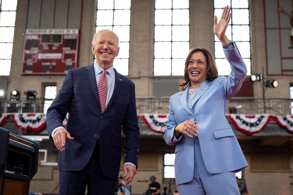 O presidente dos EUA, Joe Biden, e a vice-presidente dos EUA, Kamala Harris, acenam para os membros da audiência após discursarem em um comício de campanha no Girard College em 29 de maio de 2024 