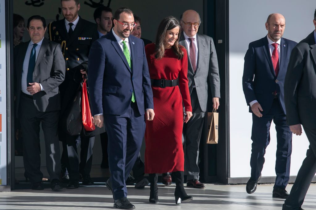 Queen Letizia with the president of the Principality of Asturias, Adrian Barbon