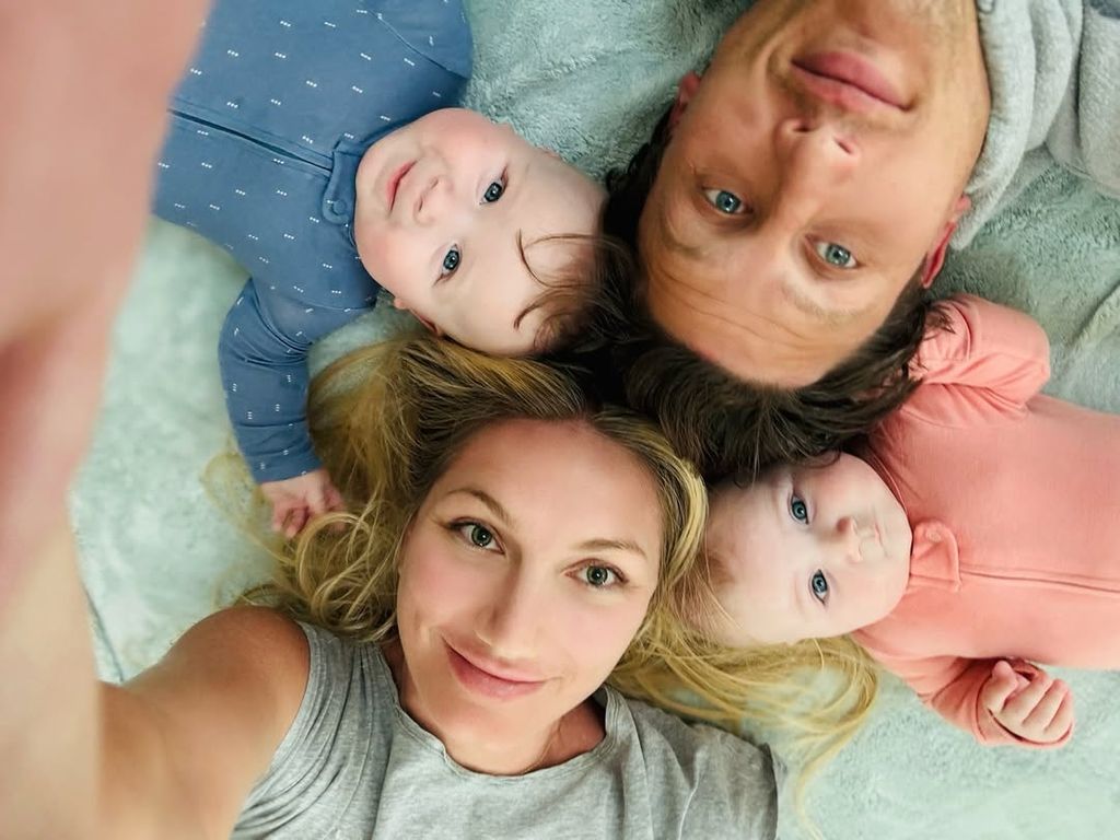 Brooke Hogan et Steve Oleksy avec des jumeaux Oliver et Molly
