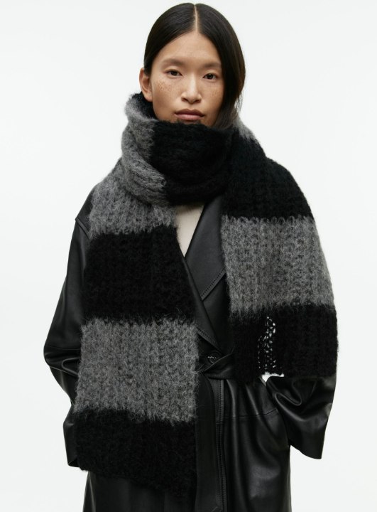 h and m black and white knitted scarf