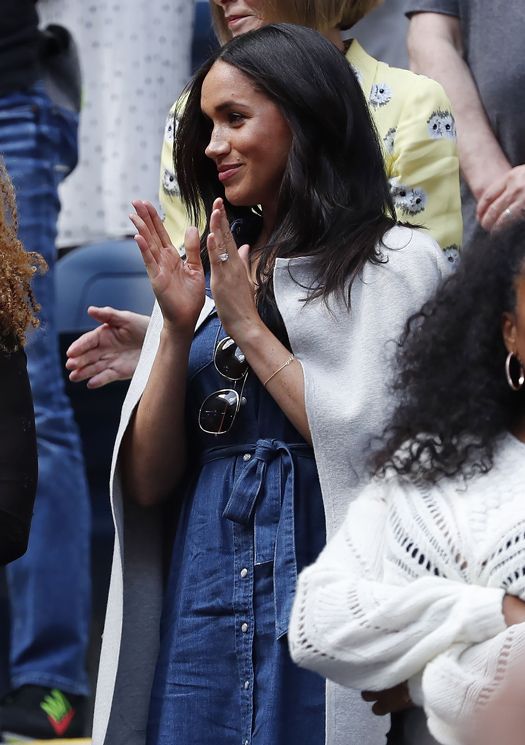 Meghan Markle stuns at US Open, wearing a belted navy denim dress with ...