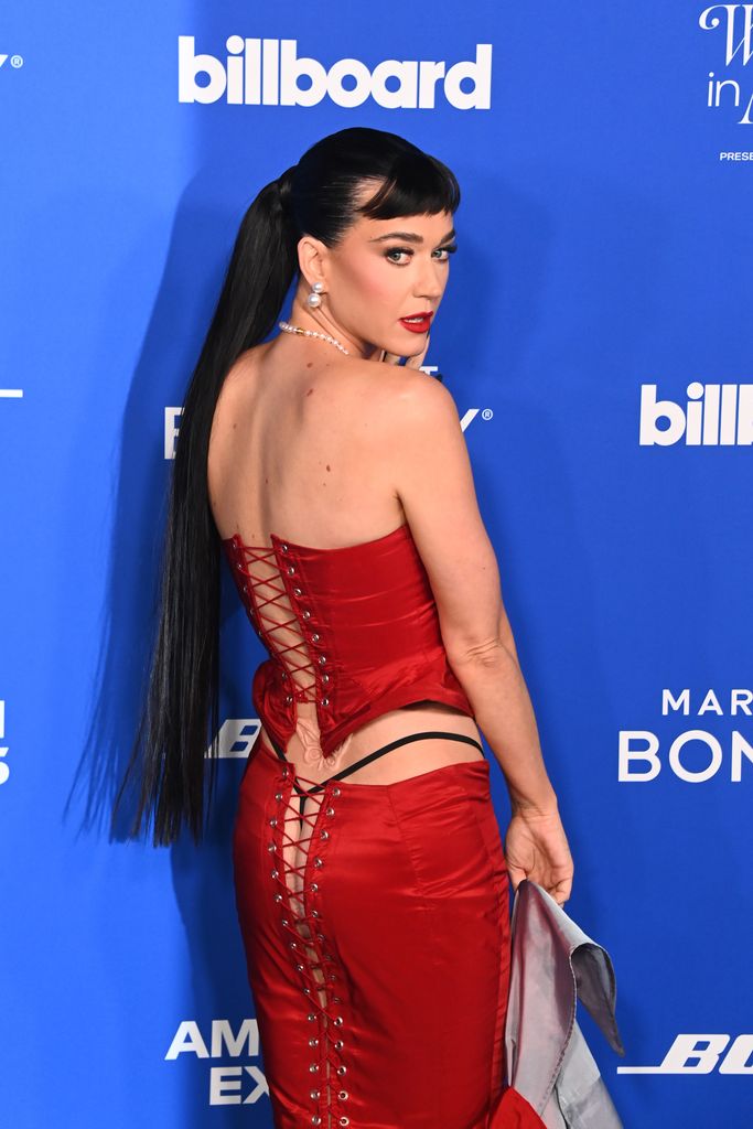 Katy Perry expõe a bunda nua em look de PVC no tapete vermelho que você