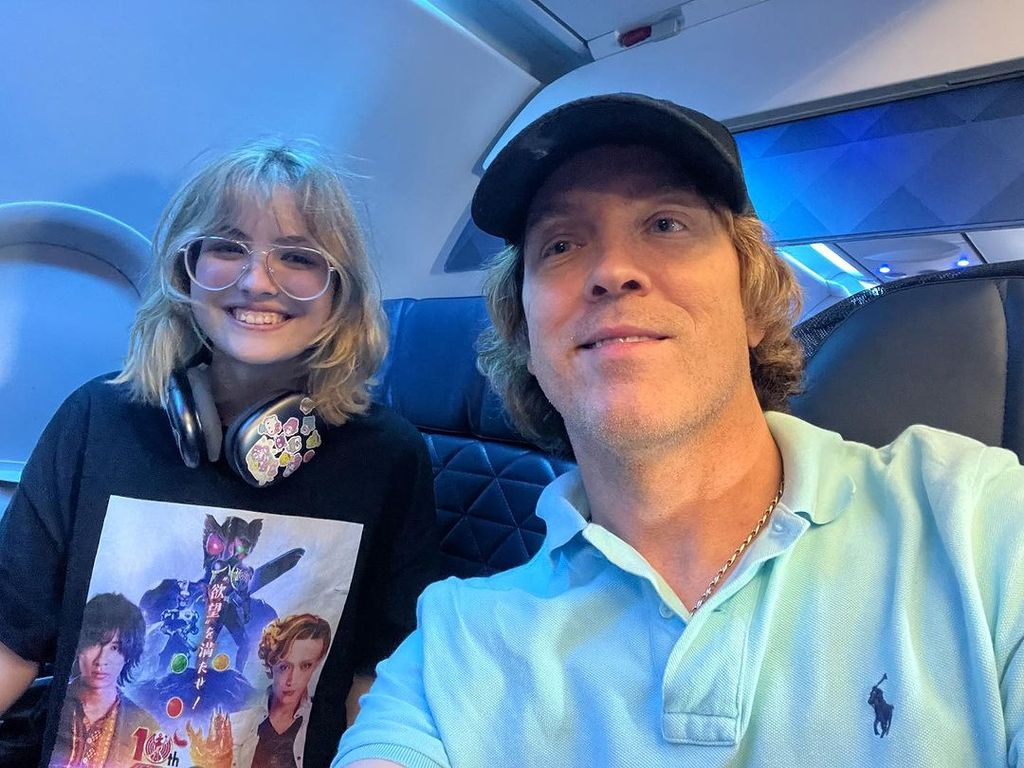 Larry and Dannielynn Birkhead on their flight