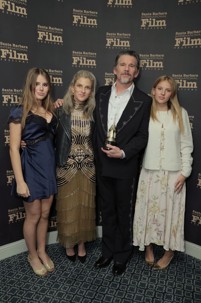 Indiana Hawke, Ryan Hawke, la lauréate Ethan Hawke et Clementine Hawke assistent à l'American Riviera Award Tribute lors du 41e Festival international du film de Santa Barbara au Arlington Theatre le 6 février 2026 à Santa Barbara, Californie