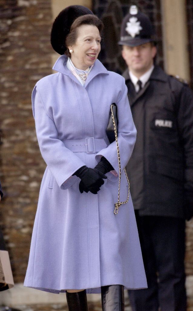 Princesa Anne saindo da igreja no dia de Natal com um casaco roxo