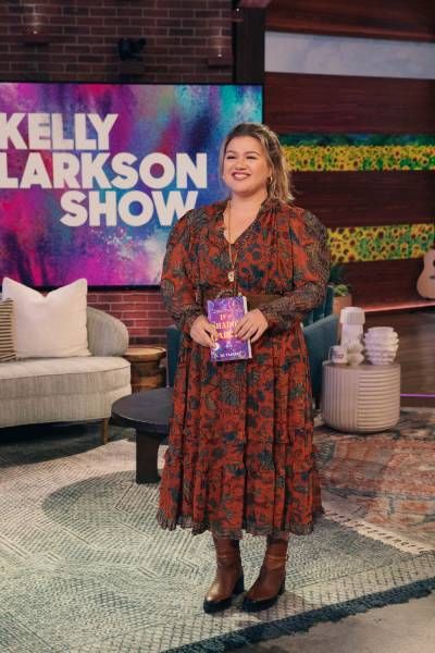 Kelly Clarkson on set of her show