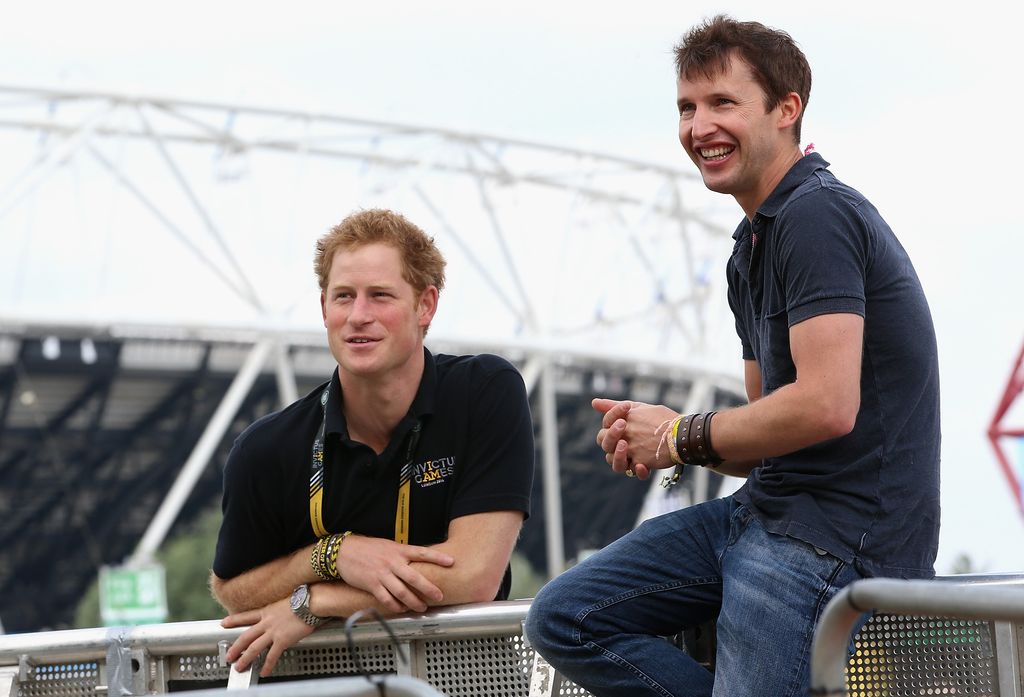 La blague inattendue d’Andrew Mountbatten-Windsor suscite une énorme réaction lors des BRIT 6 Le prince Harry discute avec le chanteur James Blunt alors qu'il répète pour la cérémonie de clôture des Jeux Invictus en 2014.