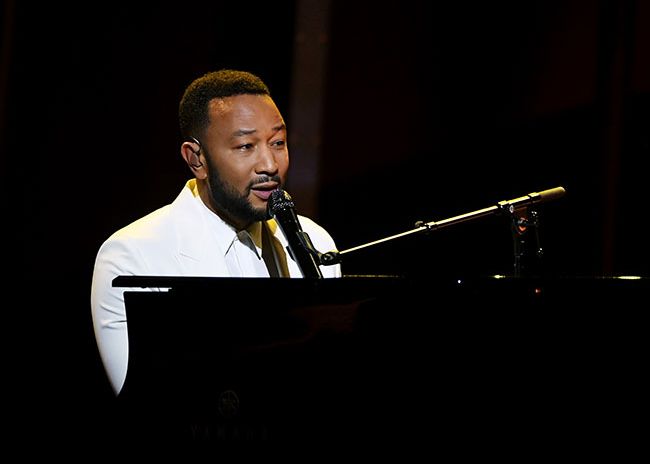 John Legend Dedicates Heartbreaking Performance To Wife Chrissy Teigen ...