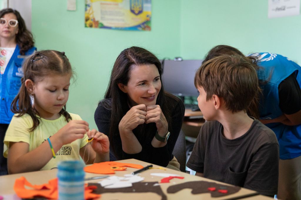Kristin Davis meets Ukrainian refugee children Masha and Damir 