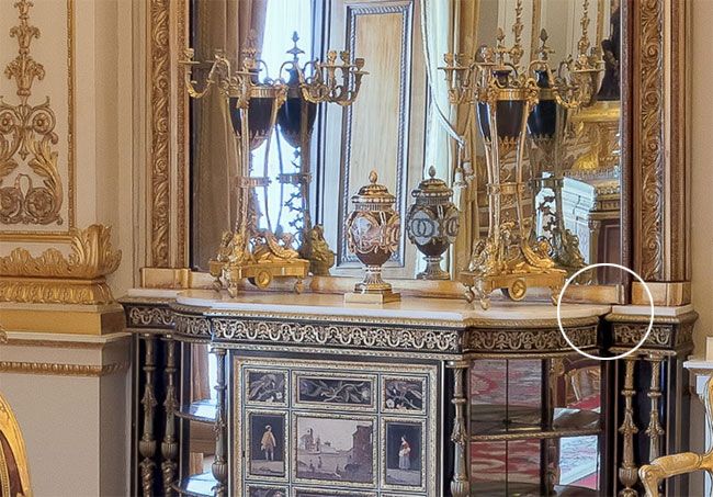 the secret door in the white drawing room of buckingham palace