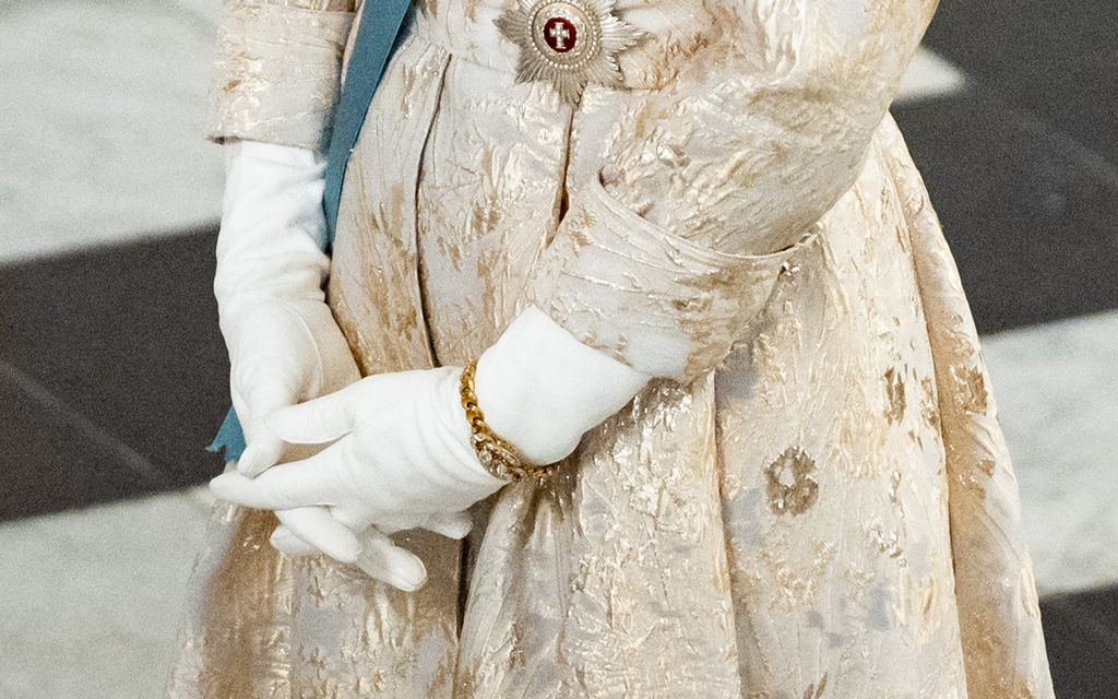 Close-up of Queen Mary wearing Queen Louise of Sweden-Norway's engagement bracelet.